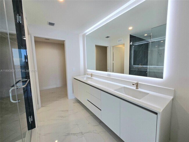 Building Photo - 700 NE 24th St