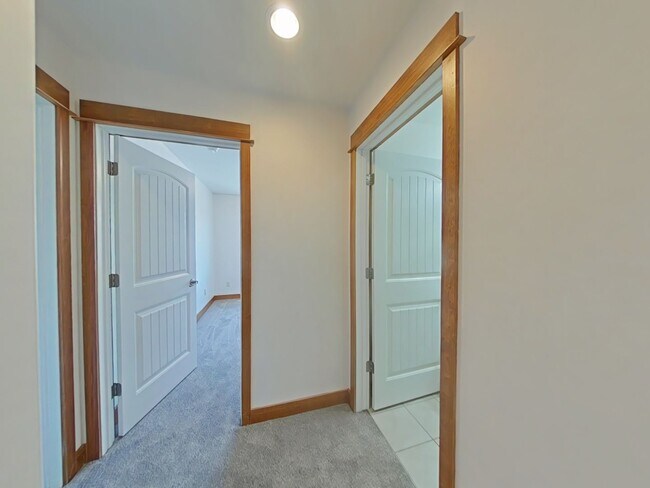 Building Photo - Beautiful 3 bedroom, 2 1/2 bathroom, townhouse with attached garage!