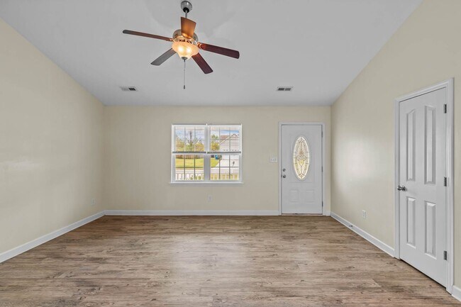 Building Photo - 3 Bedroom 2 Bathroom Home