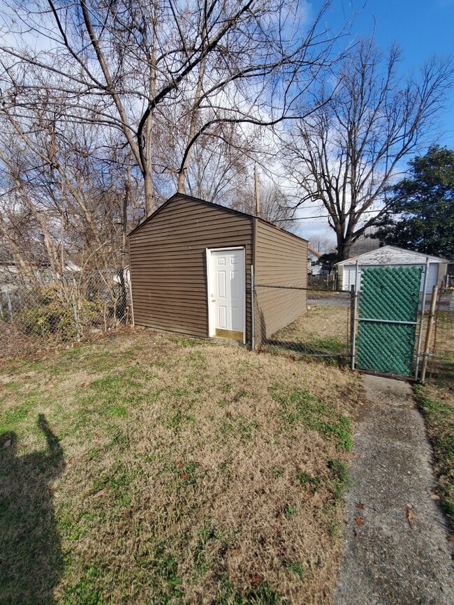 Building Photo - 2 Bedroom on Powell Ave
