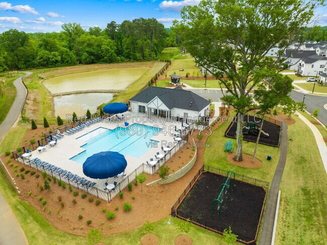 Building Photo - 4016 Dahlia Dr