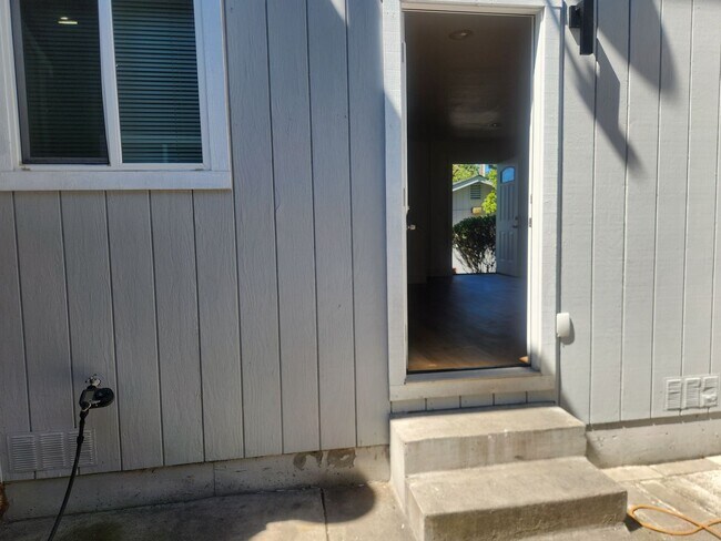 Building Photo - Clean and bright throughout, 2-bedroom, 1.5 Bathroom, two story unit in a great Windsor location!