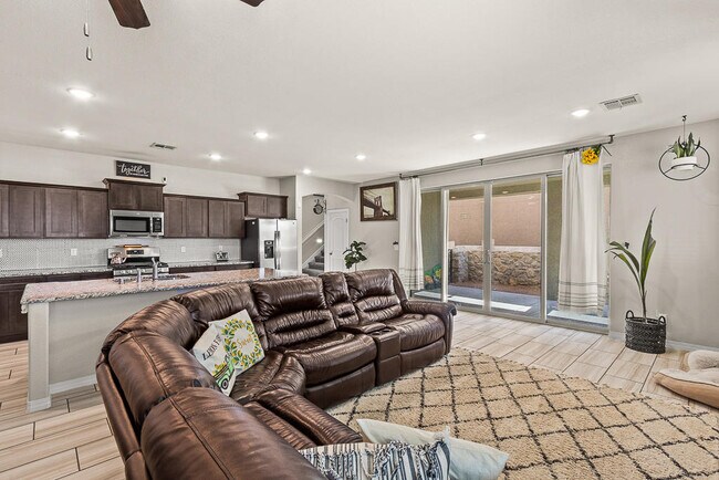 Building Photo - 14821 Tierra Escape Ave