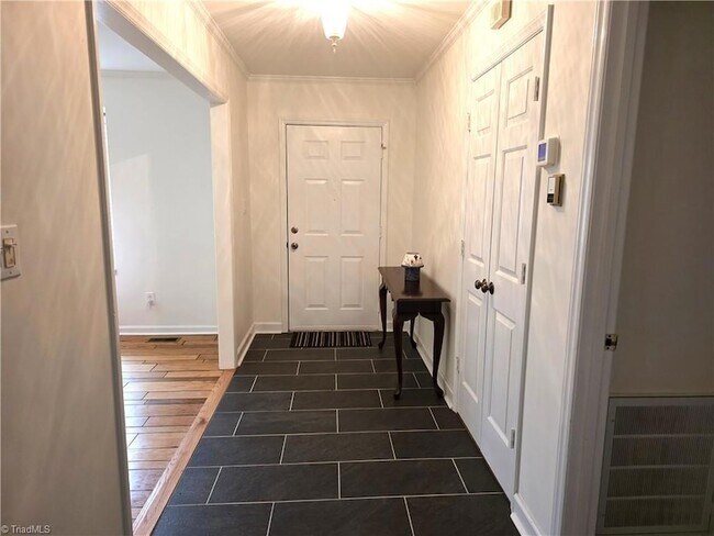 Building Photo - 1085 Brown Rd