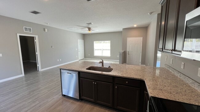 Building Photo - Spacious 3BD/2BA Palm Bay Home – Modern Comfort & Great Location!