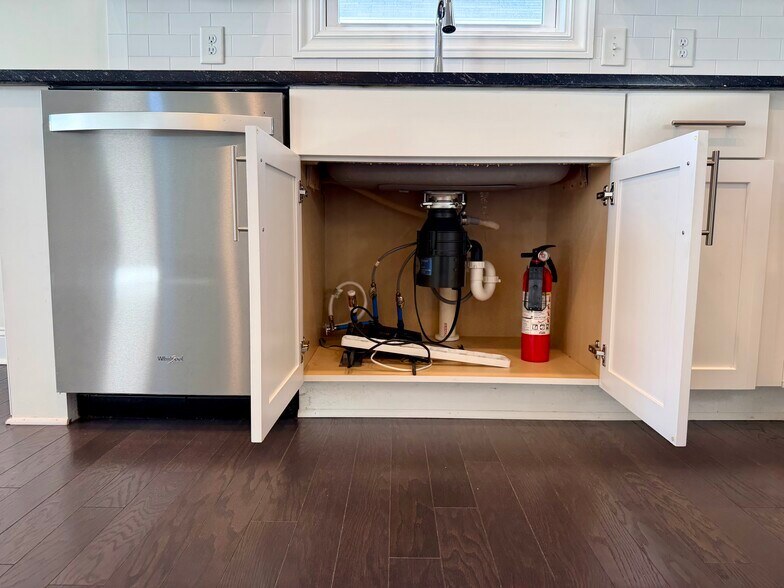 Building Photo - 1747 Stone Hedge Dr NW