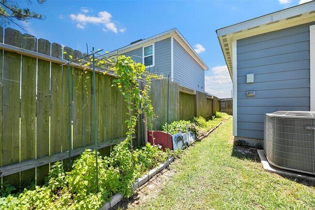 Building Photo - 12730 Pelican Bay Dr