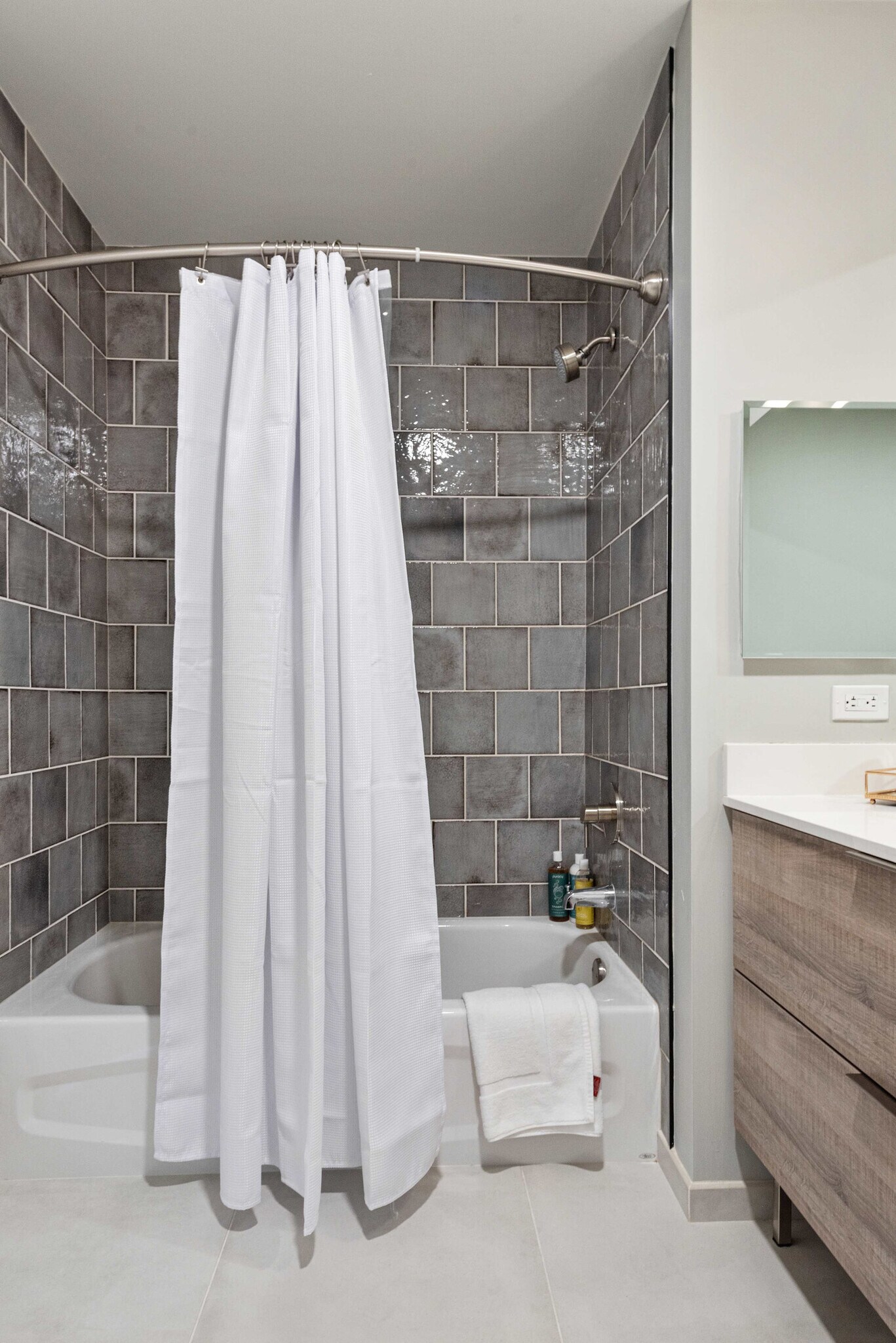 Building Photo - 823 N Clark St