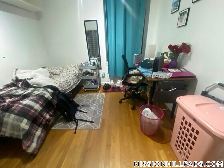 Building Photo - 715 Parker St