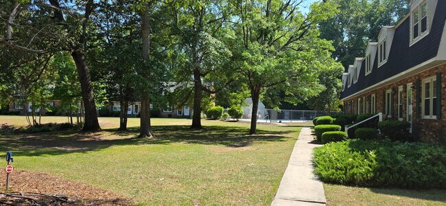 Building Photo - Very nice Townhome