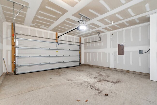 Building Photo - Charming 3BR End-Unit Townhome in Wake Forest!