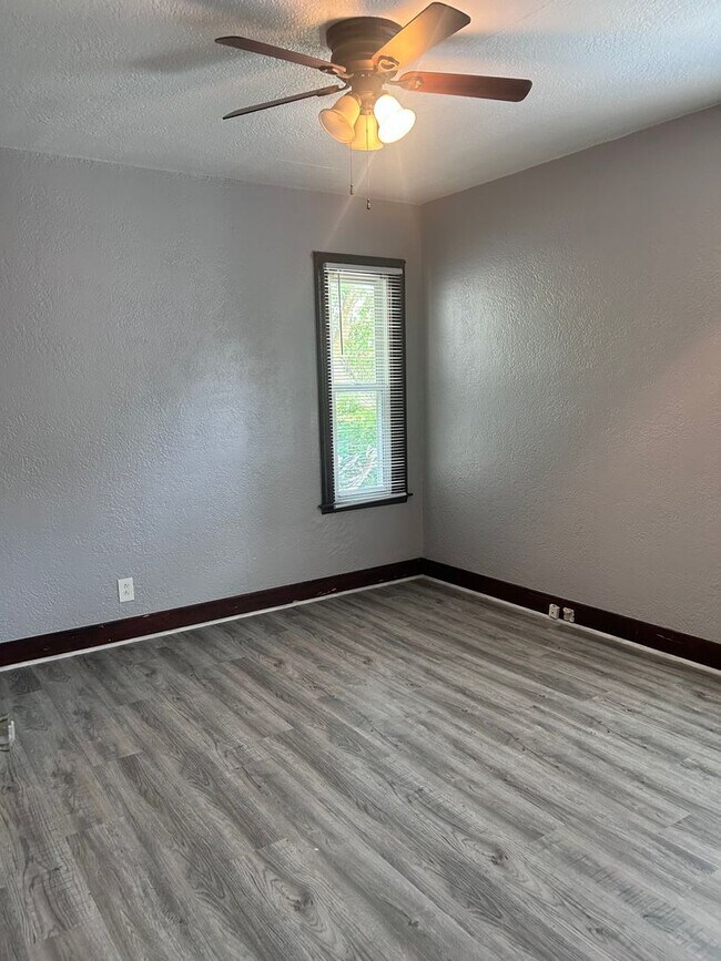 Building Photo - For Rent – 2 Bedroom | 1 Bathroom Aurora, IL 60505