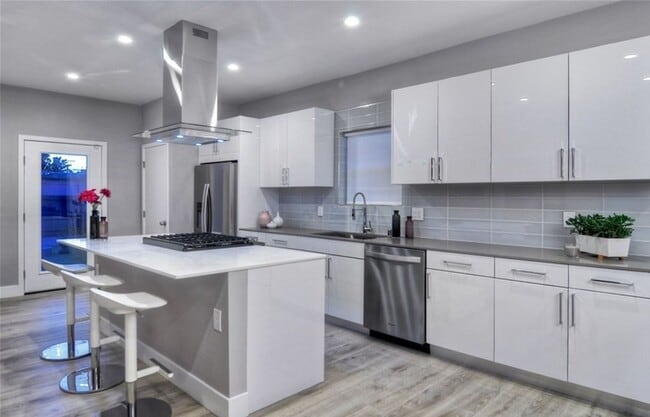 Building Photo - Private 3 Bed / 2 Bath Home with Incredible Outdoor Space