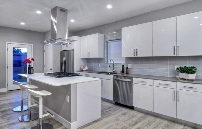 Building Photo - Private 3 Bed / 3 Bath Home with Incredible Outdoor Space