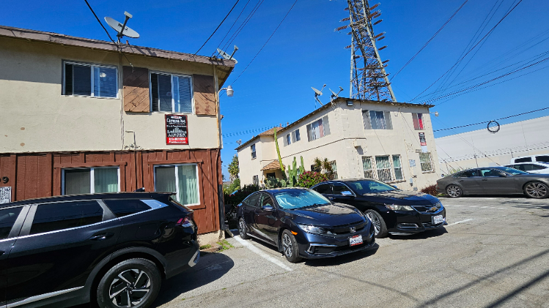 Building Photo - 3011 Carmona Ave