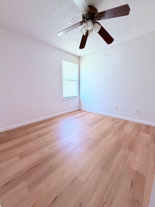 Building Photo - Charming updated & move in ready!