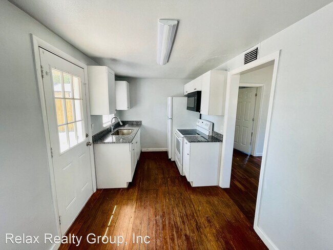 Building Photo - 1 br, 1 bath House - 1732 32nd Ave E