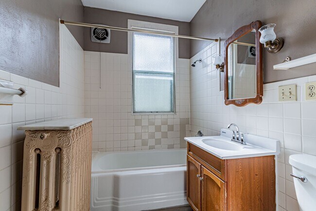Building Photo - 5 bedroom, 2 bath home, close to U of I, MTD lines, local shopping & dining!! - Available August ...