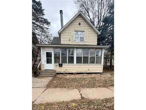 Building Photo - 1030 Reaney Ave E