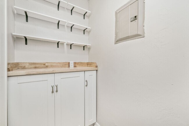 Building Photo - 4215 SW 11th Ave