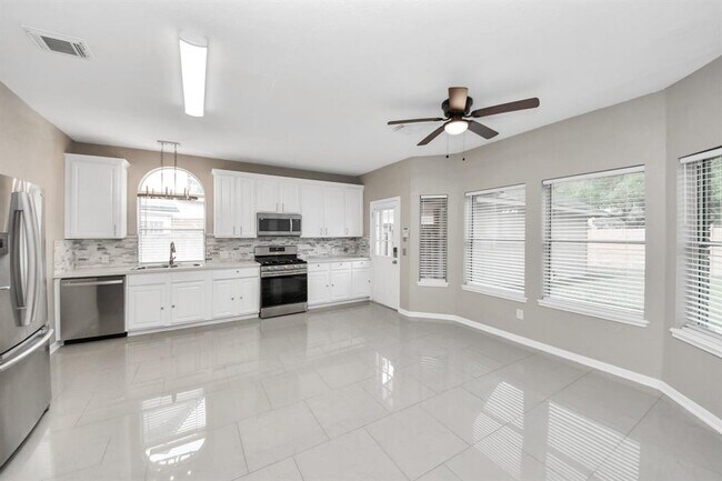 Building Photo - 1302 Raintree Cir