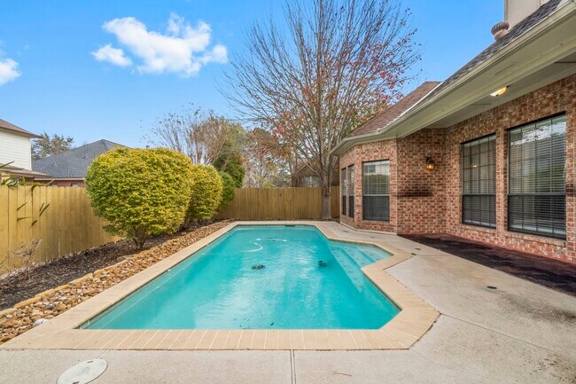 Building Photo - 590 Edgewood Dr