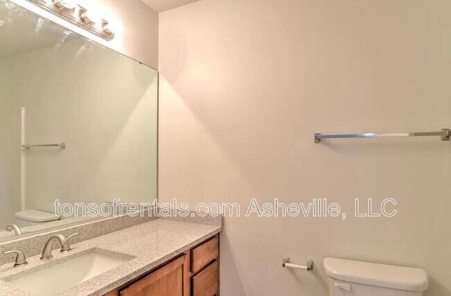 Building Photo - 3 Dadoo Dr