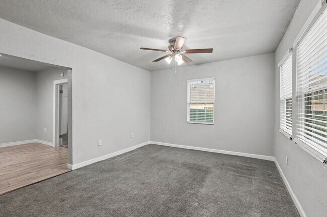 Building Photo - 537 SW 45th St