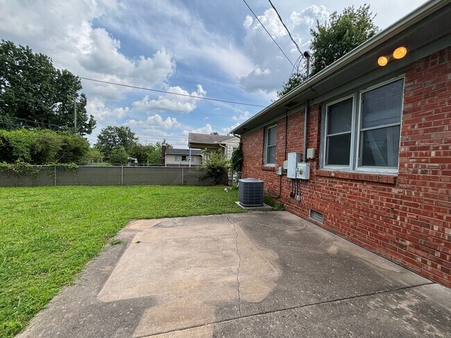 Building Photo - Adorable 3 bed, 1 bath, 1 car midtown bung...