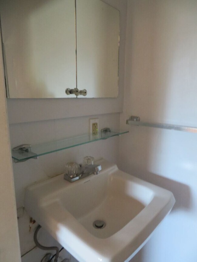 Building Photo - 4 Bedrooms, 1.5 bath Home For Rent with Al...