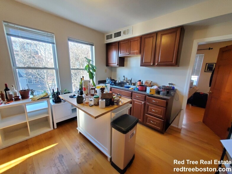 Building Photo - 277 Putnam Ave