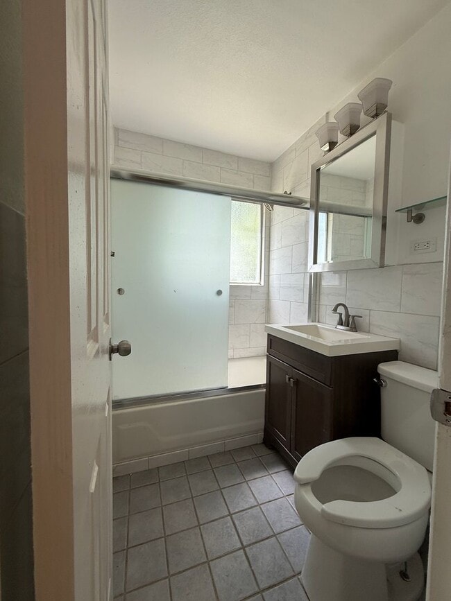 Building Photo - 4 bed 2 bath Southern Hills