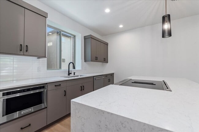 Building Photo - BRAND NEW 3 bed 3.5 bath townhouse