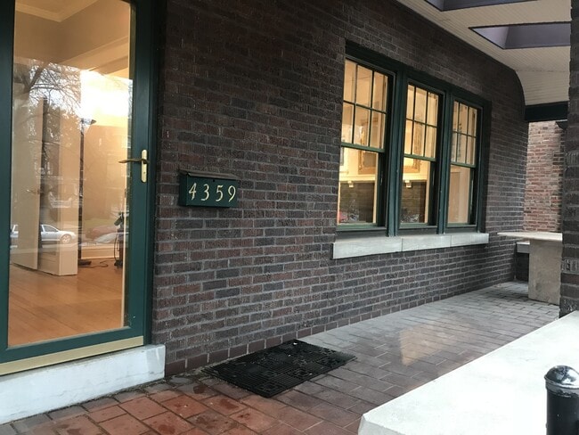 Building Photo - $2100 - AMAZING DESIGNED 2F UNIT LOCATED IN THE CWE!
