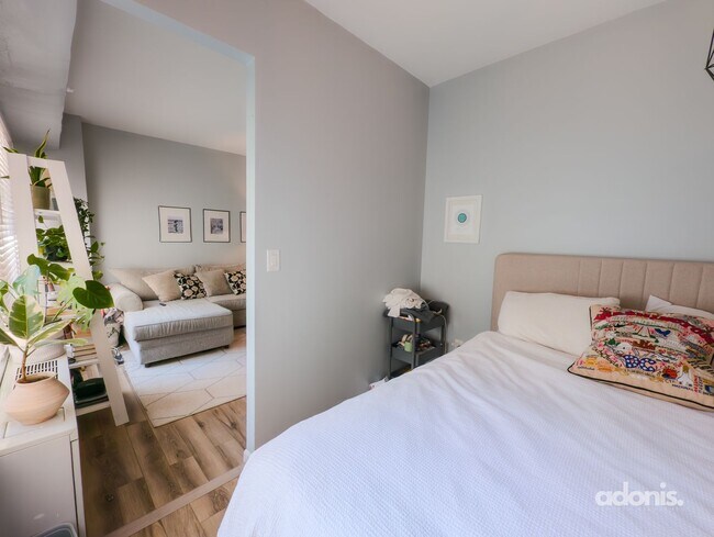 Building Photo - Modern, Light-Filled Junior 1BR in Prime D...