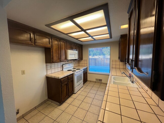 Building Photo - Single story home located in Lakewood Elementary School District!