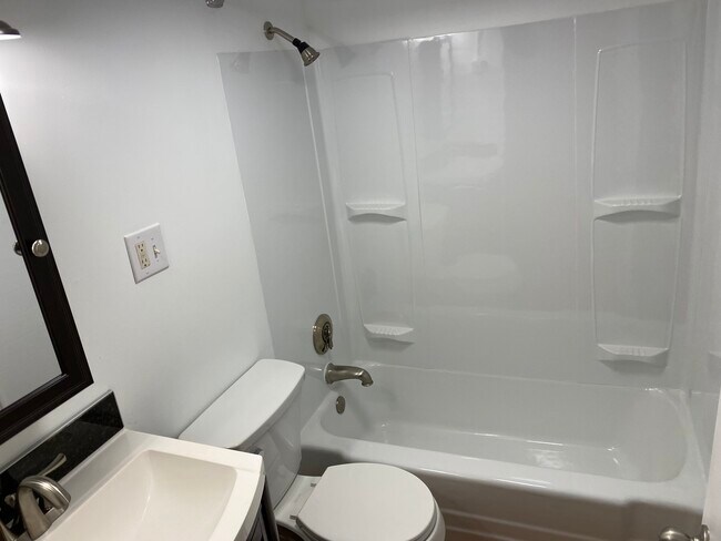 Building Photo - 54 Bridge St