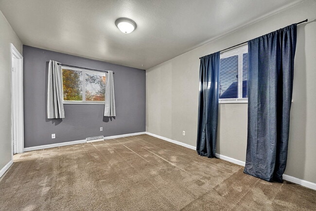 Building Photo - $2,495.00, 3-bedroom, 2 bathroom home in Centennial!