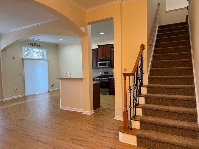 Building Photo - 3 Bedroom Townhome in Wakefield