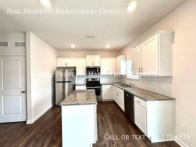 Building Photo - 4025 Lampasas Ln
