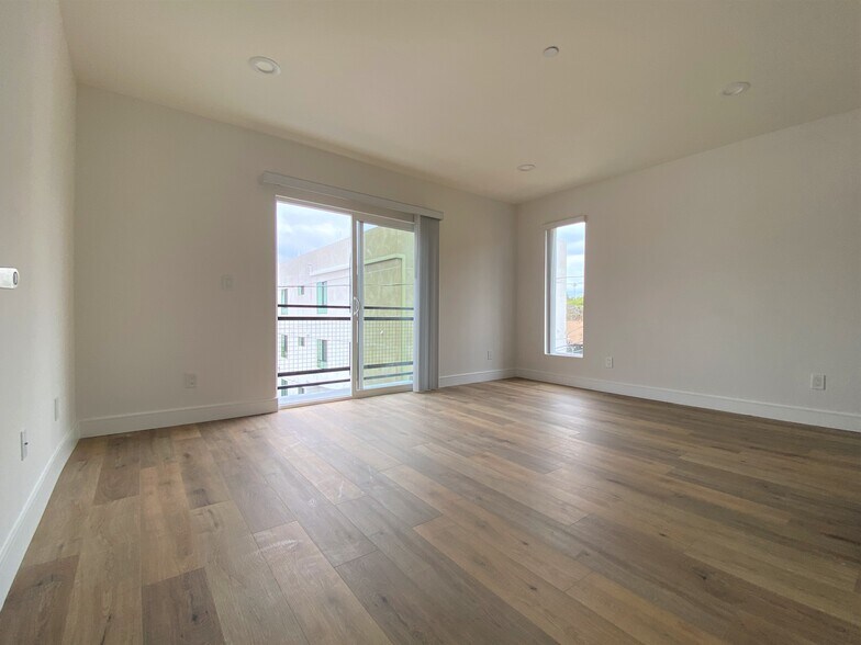Building Photo - 545 N Kingsley Dr