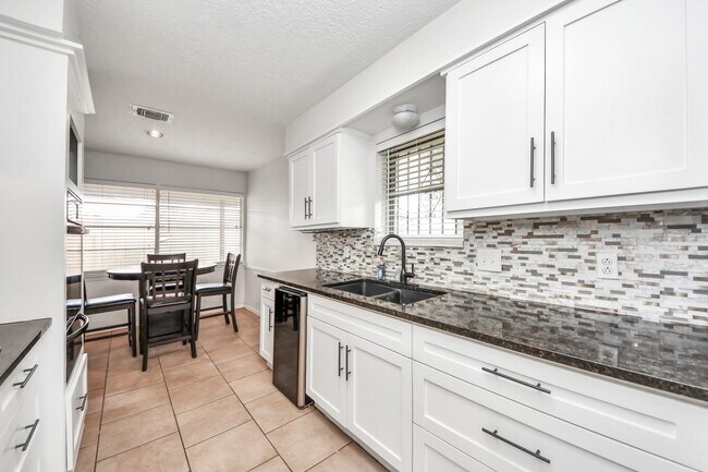 Building Photo - 1415 Parry-Sound