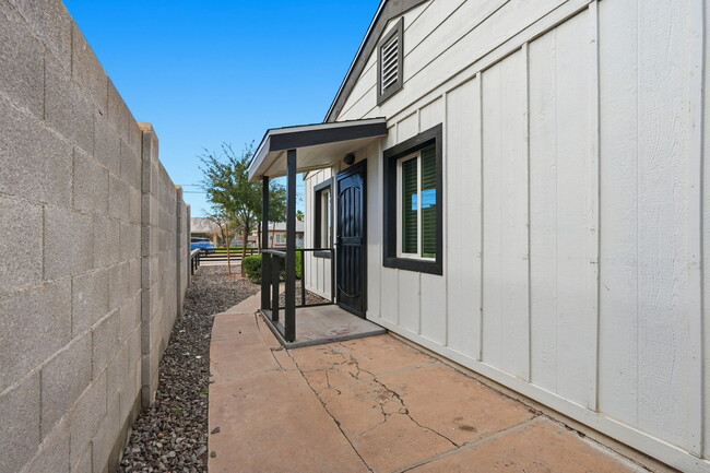 Building Photo - 433 N 14th St