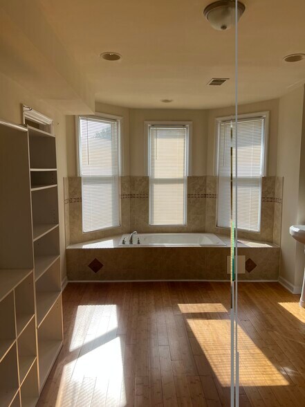 Building Photo - 2527 Brookfield Ave