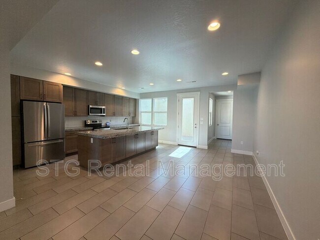 Building Photo - 644 Rosa Ln