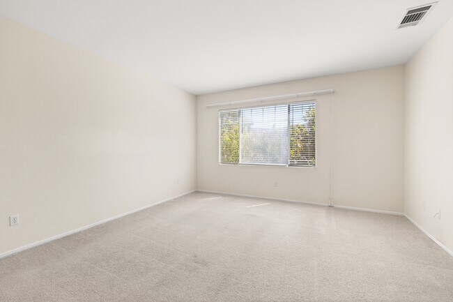 Building Photo - 2636 Fallcreek Ct