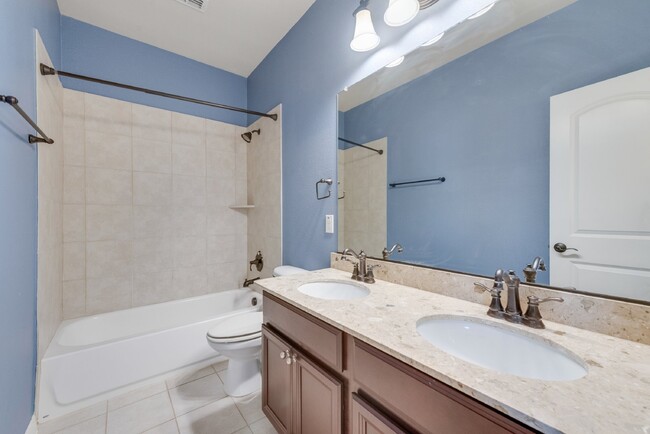 Building Photo - Charming Townhome in Addison