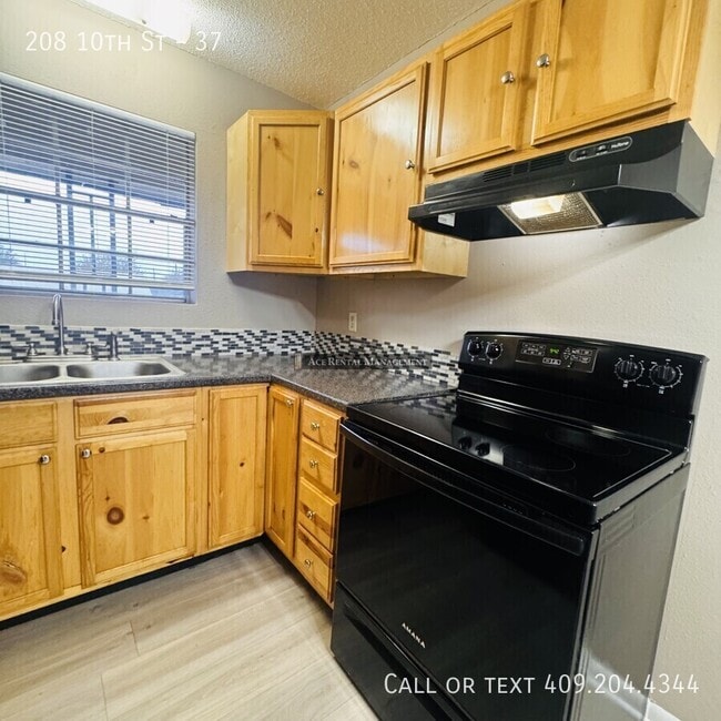 Building Photo - 208 N 10th St