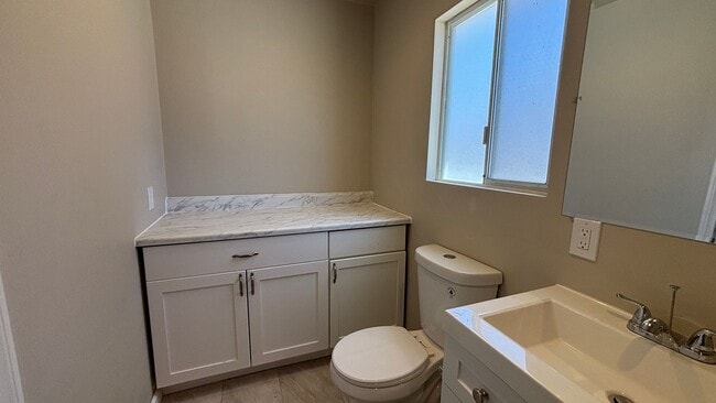 Building Photo - Desirable Two Bedroom, One Bathroom Home!