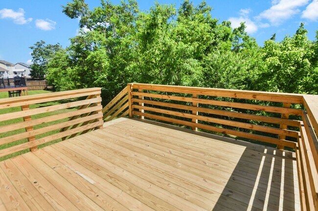 Building Photo - Pet Friendly Three Bedroom with Bonus!